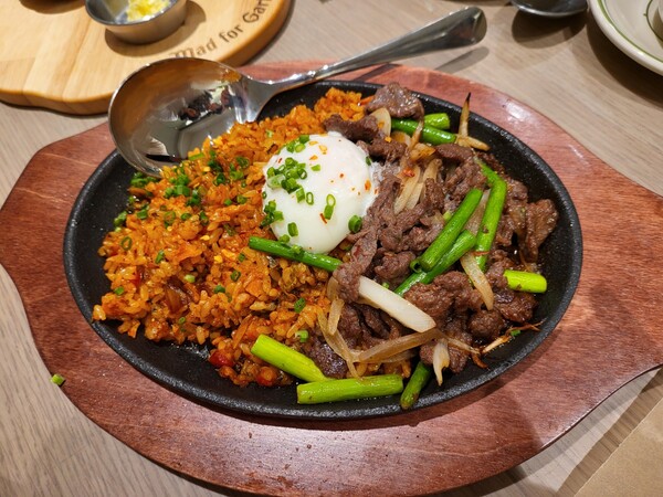 마늘쫑을 더한 비프와 수란을 토핑한 '비프 앤 케이 라이스' (사진=구변경기자)