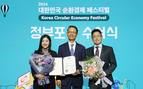 조점근 동원시스템즈 대표(가운데)와 임직원들이 4일 ‘2024 대한민국 순환경제 페스티벌’에서 산업통상자원부 장관상을 받고 기념 촬영을 하고 있다. (사진=동원그룹)