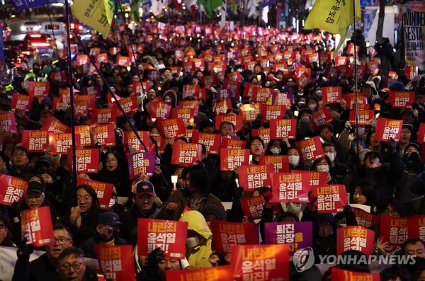 지난 4일 윤석열 대통령 퇴진을 촉구하며 용산 대통령실 방향으로 행진하는 집회 참석자들.(사진=연합뉴스)