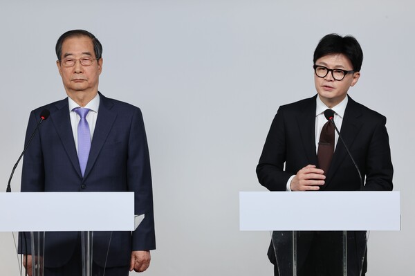 한동훈 국민의힘 대표와 한덕수 국무총리가 8일 오전 서울 여의도 국민의힘 당사에서 국정 수습 방안에 대한 공동 담화문을 발표하고 있다.
