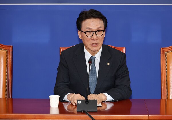 더불어민주당 12·3 윤석열 내란사태 특별대책위원회 위원장인 김민석 최고위원이 6일 서울 여의도 국회에서 취재진 브리핑을 하고 있다.