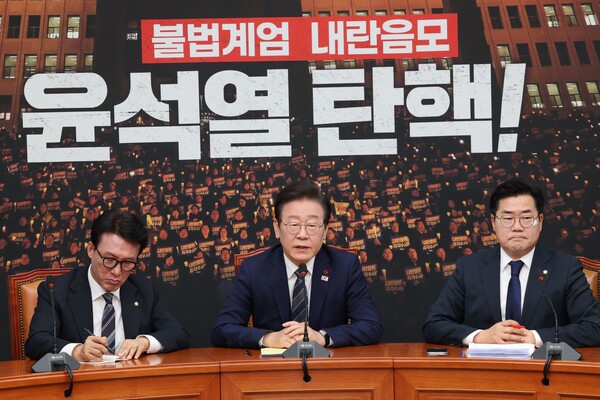 이재명 더불어민주당 대표가 윤석열 대통령 탄핵소추안 본회의 표결일인 7일 오전 서울 여의도 국회에서 열린 내외신 기자간담회에서 질문에 답하고 있다.