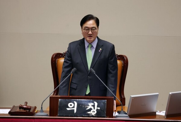 우원식 국회의장이 지난 7일 오후 국회에서 열린 '김 여사 특검법' 및 '윤석열 대통령 탄핵소추안' 표결을 위해 열린 본회의에 참여하고 있다. 사진=연합뉴스