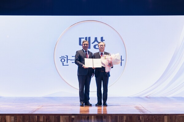 (왼쪽부터) 민병삼 사단법인한국공공기관감사협회장과 전영상 한전 상임감사위원이 지난 9일 '2024년도 한국공공기관 감사인대회'에서 수상 후 기념사진을 촬영하고 있다. 사진=한국전력공사