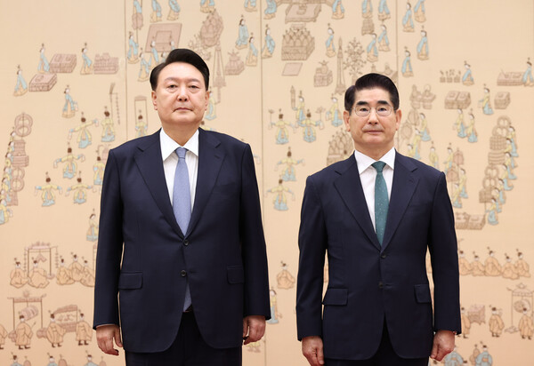 (왼쪽부터) 윤석열 대통령과 김용현 전 국방부 장관. 사진=연합뉴스