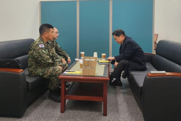 국회 국방위원회 소속 더불어민주당 박범계 의원이 10일 오후 국회에서 곽종근 특전사령관, 김현태 707 특수임무단장과 면담하고 있다. 이 면담은 곽 사령관과 김 단장의 양심 고백에 따른 공익신고 절차를 밟기 위해 마련됐다. 박범계 의원 페이스북 캡처.
