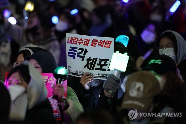 지난 8일 국회 앞에서 열린 윤석열 대통령 탄핵 촉구 촛불집회. (사진=연합뉴스)