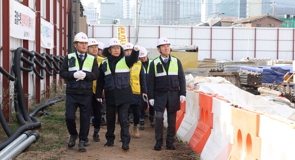 김동철 한전 사장(앞줄 가운데)이 11일 서울 은평구 서대문은평지사 복합사옥 신축공사 건설 현장을 방문해 공사 진행 상황과 겨울철 안전 확보 상태를 점검하고 있다. 사진=한국전력공사
