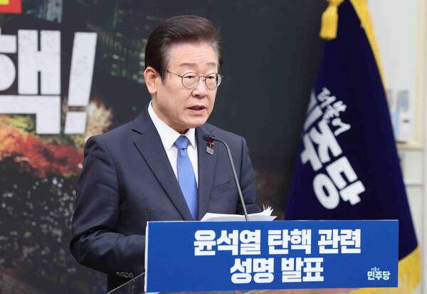 이재명 더불어민주당 대표가 13일 오전 서울 여의도 국회에서 윤석열 대통령에 대한 탄핵소추안 가결을 촉구하는 성명을 발표하고 있다. 사진=연합뉴스