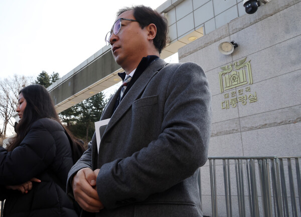 비상계엄 공조수사본부 관계자가 16일 용산 대통령실에서 나오고 있다. 사진=연합뉴스