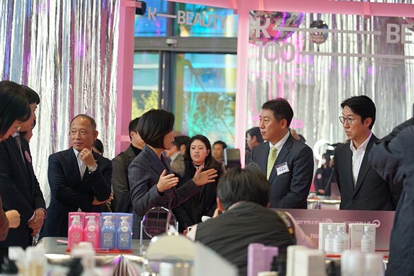 오영주 중소벤처기업부 장관(오른쪽 세 번째)과 이정욱 신세계디에프 상품본부장 전무(맨 오른쪽)가 K-뷰티존을 둘러보고 있다. (사진=신세계디에프)