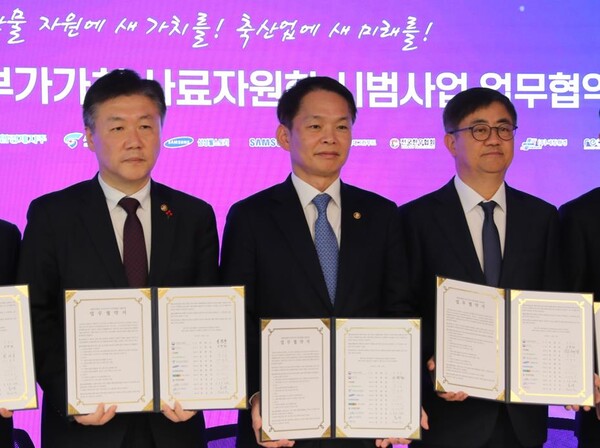 왼쪽부터 박범수 농림축산식품부 차관, 이병화 환경부 차관, 한채양 이마트 대표이사. (사진=이마트)