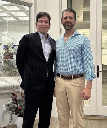 정용진 신세계그룹 회장이 지난 1월 자신의 인스타그램 계정에 올린 사진. 도널드 트럼프 미국 대통령 당선인의 장남인 트럼프 주니어와 나란히 서서 포즈를 취했다. (사진=정용진 회장 인스타그램)