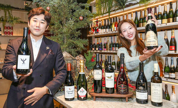 18일 오전 서울 강남구에 위치한 현대백화점 무역센터점 지하 1층 와인웍스 매장에서 직원들이 '12월 이달의 와인' 상품을 소개하고 있다. (사진=현대백화점)