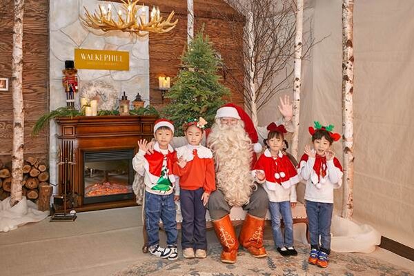 워커힐의 레저 전문가 ‘워키(Walkee)와 함께 산타 키즈 빌리지 미션에 참여하는 아이들 (사진=워커힐)