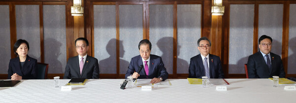 (사진 가운데) 한덕수 대통령 권한대행 국무총리가 20일 서울 종로구 삼청동 총리공관에서 열린 고위당정협의회에서 발언하고 있다. 사진=연합뉴스