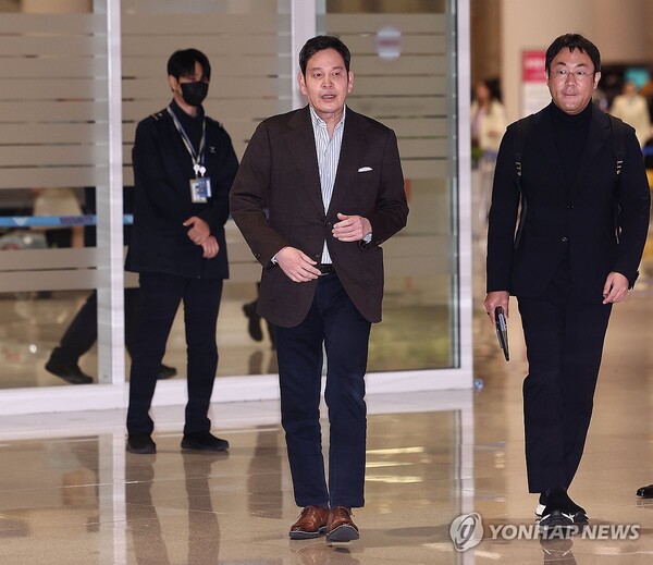 미국에서 도널드 트럼프 미 대통령 당선인을 만난 정용진 신세계그룹 회장이 22일 인천국제공항 제2여객터미널을 통해 귀국하고 있다. (사진=연합뉴스)