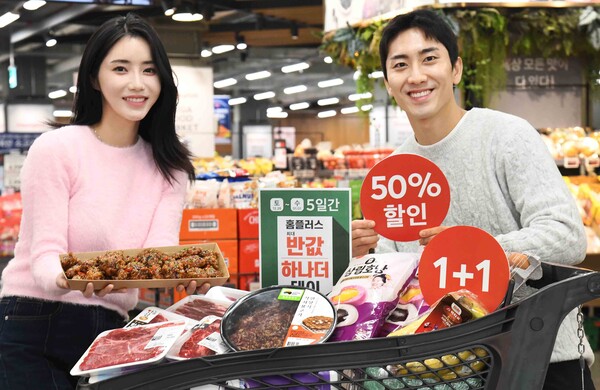 모델이 ‘홈플러스 메가 푸드 마켓 라이브’ 강서점에서 ‘반값 하나 더 데이’ 주요 상품들을 소개하고 있다. (자료=홈플러스)