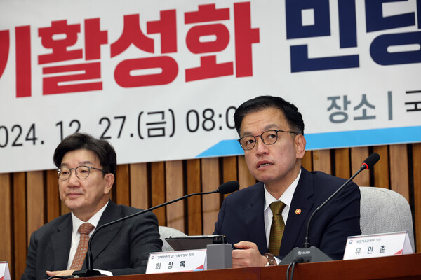 (왼쪽부터) 권성동 국민의힘 당대표 권한대행 겸 원내대표와 최상목 경제부총리 겸 기획재정부 장관이 27일 오전 국회에서 열린 민당정협의회에 참여하고 있다. 사진=연합뉴스