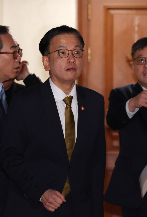 최상목 부총리 겸 기획재정부 장관이 27일 서울 종로구 정부서울청사에서 열리는 국무위원 간담회에 참석하고 있다. 사진=연합뉴스