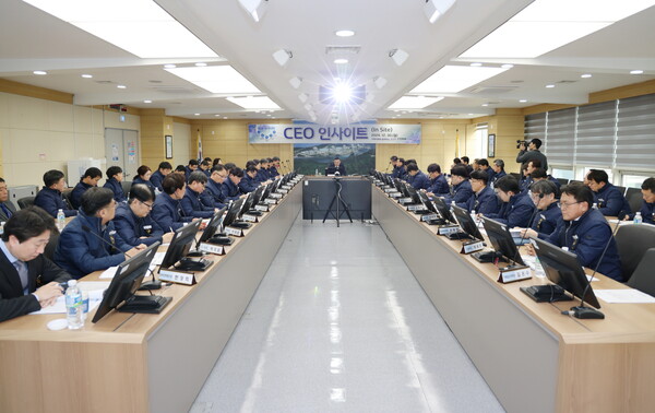 한수원 황주호 사장이 30일 한빛원자력본부에서 사업소 현장경영 'CEO인사이트(In-Site)의 시작을 알리고 있다. 사진=한국수력원자력