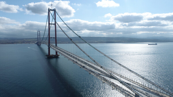 지난해 국내 기업들의 해외건설 누적 수주액이 1조달러를 돌파한 것으로 나타났다. 사진은 한국기업이 수주해 건설한 세계 최장 현수교인 터키 차타칼레 대교. 사진=연합뉴스