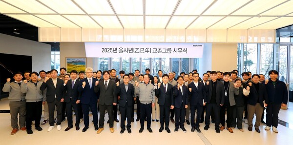 교촌에프앤비는 전날 을사년 새해를 맞아 판교 사옥 '그랜드스테어'에서 시무식 행사를 가졌다. (앞줄 가운데)권원강 회장과 송종화 부회장을 비롯한 임직원들이 기념사진 촬영을 하고 있다. (사진=교촌에프앤비)