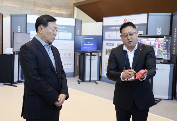 ​9일 롯데월드타워에서 열리는 '2025 상반기 VCM' 본회의에 앞서 신동빈 롯데 회장(왼쪽)이 롯데케미칼의 'AI 기반 컬러 예측 시스템'에 대한 설명을 듣고 있다. (사진=롯데지주)​