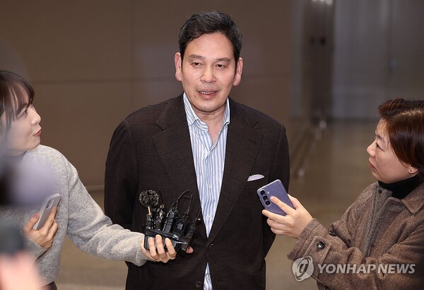 정용진 신세계그룹 회장이 지난달 22일 인천국제공항 제2여객터미널을 통해 귀국해 취재진 질문에 답하고 있다. (사진=연합뉴스)