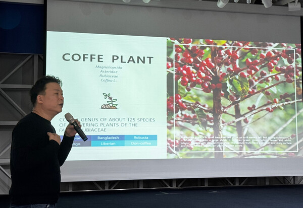 조남준 싱가포르 난양이공대(NTU) 변환경제센터(CCE) 소장 겸 석좌교수가 ‘커피가 세포를 깨우다, 커피에 과학을 입히다’라는 주제로 발표를 하고 있다.(사진=이디야커피) 