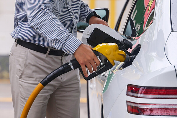 한 시민이 주유소에서 차량에 기름을 넣고 있다. 사진=연합뉴스