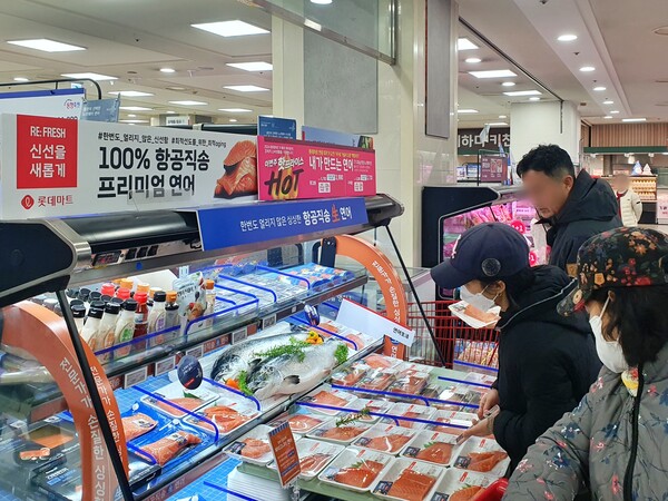 지난달 롯데마트 화정점 수산 코너에서 ‘내가 만드는 연어’ 상품을 고객이 살펴보고 있다. (사진=롯데마트)