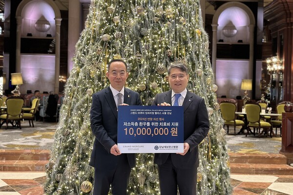 ㈜태승이십일 유준재 대표(왼쪽)과 강남세브란스병원 구성욱 병원장이 전달식을 진행하고 있다. (사진=그랜드 머큐어 임피리얼 팰리스 서울 강남)