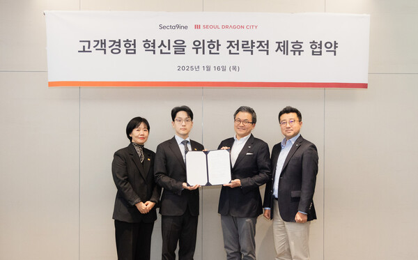 서울드래곤시티는 지난 16일 용산구 소재 서울드래곤시티호텔 연회장 ‘백제’에서 SPC 섹타나인과 ’전략적 제휴 사업 개발을 위한 업무협약식’을 진행했다. (왼쪽부터) 서울드래곤시티 문숙림 총지배인, 서울드래곤시티 승우용 이사, 섹타나인 김대일 대표, 섹타나인 김보람 상무 (사진=서울드래곤시티)
