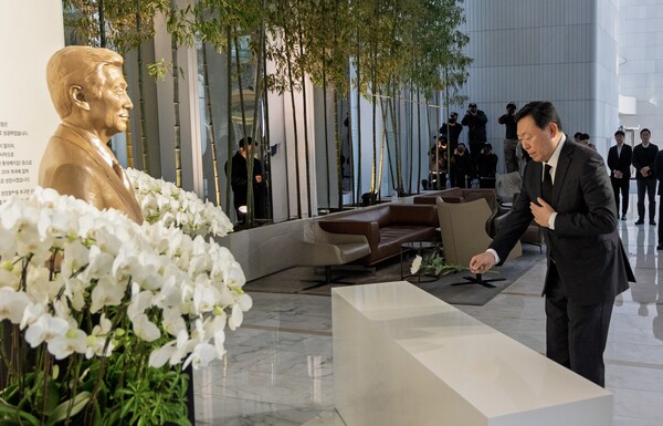 신동빈 롯데 회장이 17일 신격호 창업주 5주기를 맞아 서울 송파구 롯데월드타워 1층에 마련된 신 창업주 흉상에 헌화하고 있다.(사진=롯데지주) 