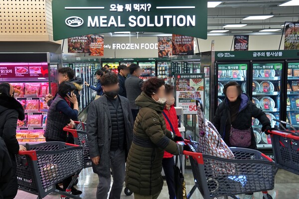 16일 서울 강동구에 오픈한 롯데마트 천호점이 고객들로 붐비고 있다. (사진=롯데마트)