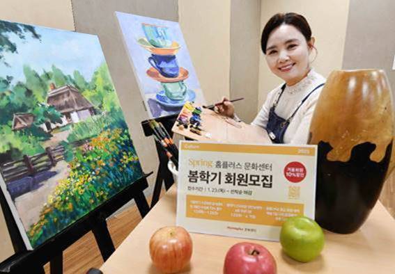 모델이 ‘홈플러스 메가 푸드 마켓 라이브’ 강서점에서 홈플러스 문화센터를 알리고 있다. (사진=홈플러스)