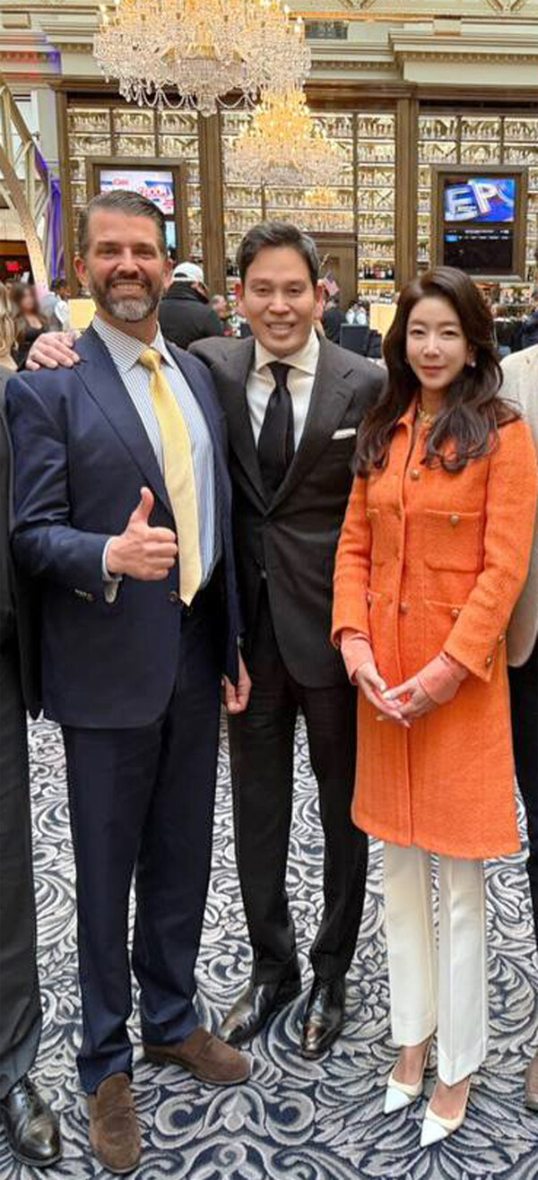 취임식 참석을 위해 지난 18일(현지시간) 워싱턴을 찾은 신세계그룹 정용진 회장(가운데)이 트럼프 주니어(왼쪽)와 만나 부인 한지희씨(오른쪽)를 소개 후 반갑게 사진을 찍었다. (사진=신세계그룹)