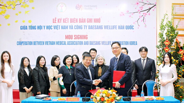 서훈교 대상웰라이프 대표이사와 응우옌 반 낀 베트남의사협회 부회장.(사진=대상웰라이프)