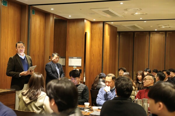 지난 5일 창고43 교대점에서 열린 수도권 가맹점주협의회와의 '2025 1분기 간담회'에서 (가운데)송호섭 다이닝브랜즈 대표가 가맹점주들과 다양한 논의를 이어가고 있다. (사진=bhc치킨)