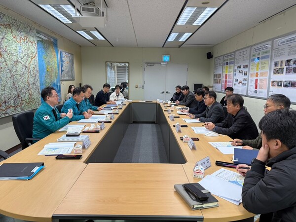 전북특별자치도가 지난해 12월, 도내 주요 가금(닭·오리) 계열화사업자 6개소와 농식품부 특별방역단이 참석한 가운데 방역관리 상황 점검회의를 개최하고 있다. 사진=전북특별자치도