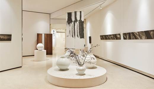 이번 워커힐 전시에서는 한국의 미를 담은 달항아리, 회화 작품과 생활 공예품을 만나볼 수 있다. (사진=워커힐 호텔앤리조트)