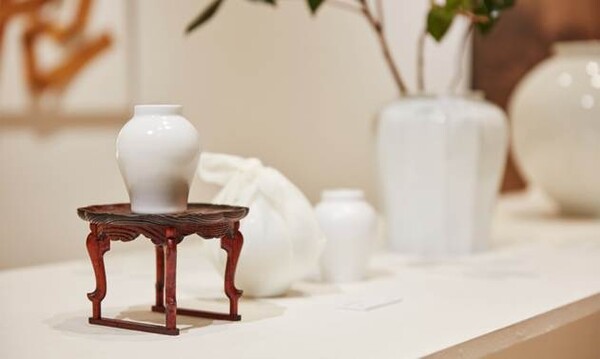 워커힐은 ‘2025 봄 시즌 패키지’ 기브어웨이로 일상여백의 ‘미니 매병’을 제공한다. (사진=워커힐 호텔앤리조트)