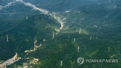 하늘에서 내려다본 송전선로. 연합뉴스.