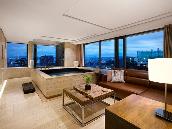 CJ온스타일 럭셔리 숙박권 모바일 라방 ‘럭셔리체크인’에서 13일 오후 8시 선보이는 ‘반얀트리 프리미어 풀 스위트’ 객실 이미지 (사진=CJ온스타일)