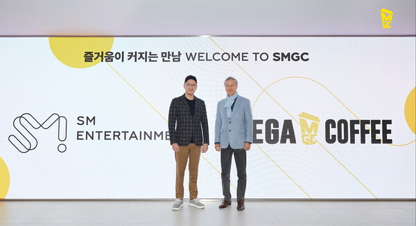 12일 서울 성수동 SM엔터테인먼트 본사에서 진행된 'SMGC 프로젝트를 위한 업무협약식'에서 김대영 앤하우스 메가MGC커피 회장과 (왼쪽)탁영준 SM엔터테인먼트 공동대표가 기념촬영을 하고 있다. (사진=메가MGC커피)