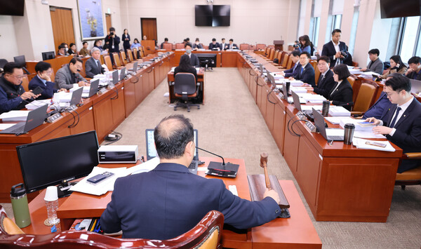 김원이 소위원장이 17일 국회 산업통상자원중소벤처기업위원회 산업통상자원특허소위원회에서 반도체법, 에너지3법 등 안건을 상정하고 있다. 사진=연합뉴스