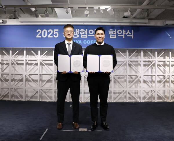 지난 14일 서울 강남구에 위치한 이디야커피 본사에서 열린 상생 협약식에서 관계자들이 기념촬영을 하고 있다.(사진=이디야커피)