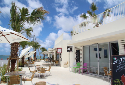 독특한 카페와 상점들이 모인 '우미카지 테라스'.