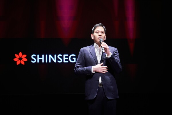 정용진 신세계그룹 회장이 '신세계 남산'에서 열린 신입사원 수료식에 참석해 질의 응답을 하고 있다. (사진=신세계그룹)